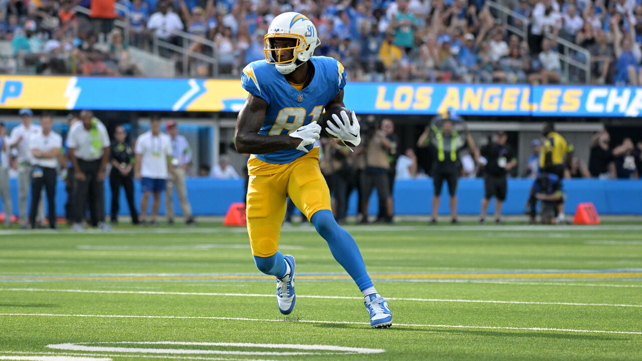 Football: Los Angeles Chargers Mike Williams (81) in action, runs with the football after a catch vs. Miami Dolphins at SoFi Stadium. Denver, CO 9/10/2023 CREDIT: Kohjiro Kinno (Set Number: X164423 TK1)