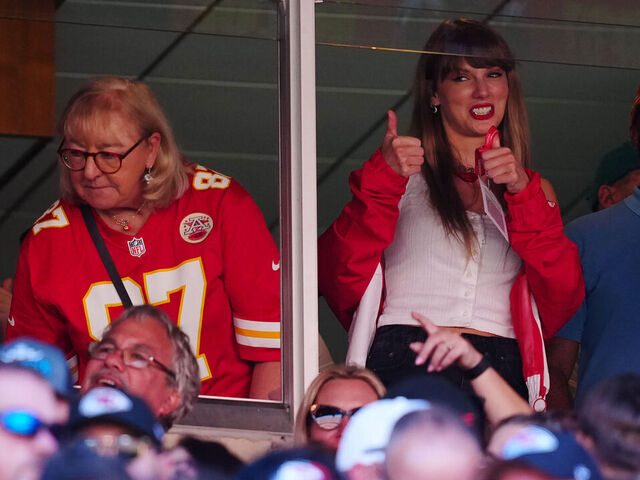 Taylor Swift turns out to see Travis Kelce, Chiefs play Bears | theScore.com