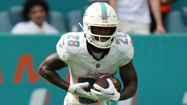 MIAMI GARDENS, FL - SEPTEMBER 24: Miami Dolphins running back De'Von Achane (28) runs after the catch in the second half during the game between the Denver Broncos and the Miami Dolphins on Sunday, September 24, 2023 at Hard Rock Stadium, Miami, Fla.