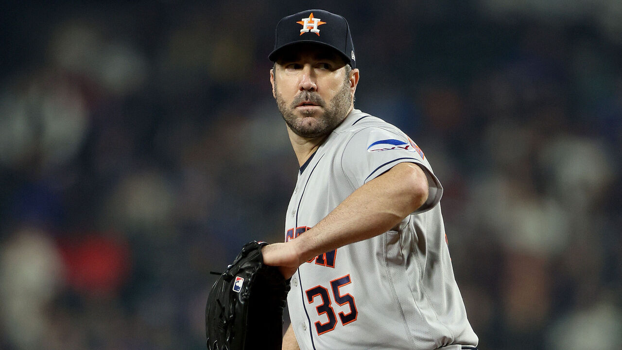 SEATTLE, WASHINGTON - SEPTEMBER 25: Houston Astros starting pitcher Justin Verlander #35 pitches during the first inning against the Seattle Mariners at T-Mobile Park on September 25, 2023 in Seattle, Washington.
