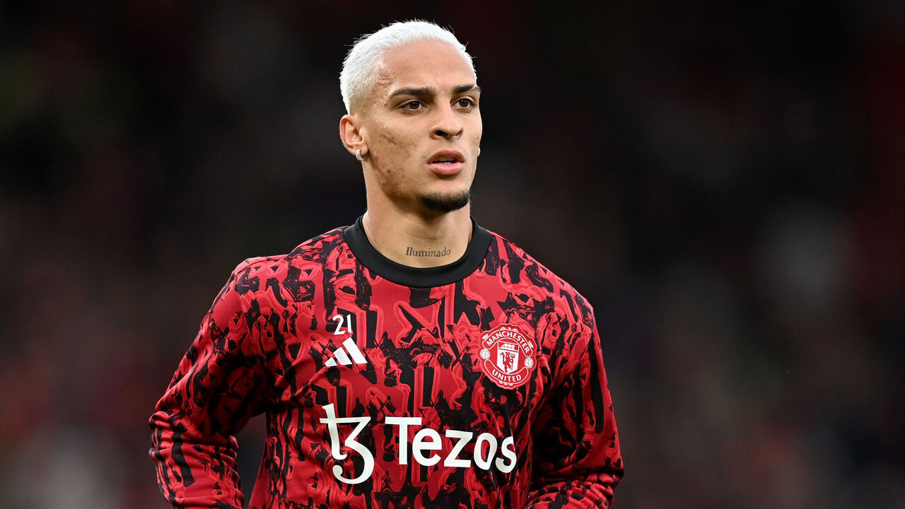 MANCHESTER, ENGLAND - AUGUST 14: Antony of Manchester United warms up ahead of the Premier League match between Manchester United and Wolverhampton Wanderers at Old Trafford on August 14, 2023 in Manchester, England.