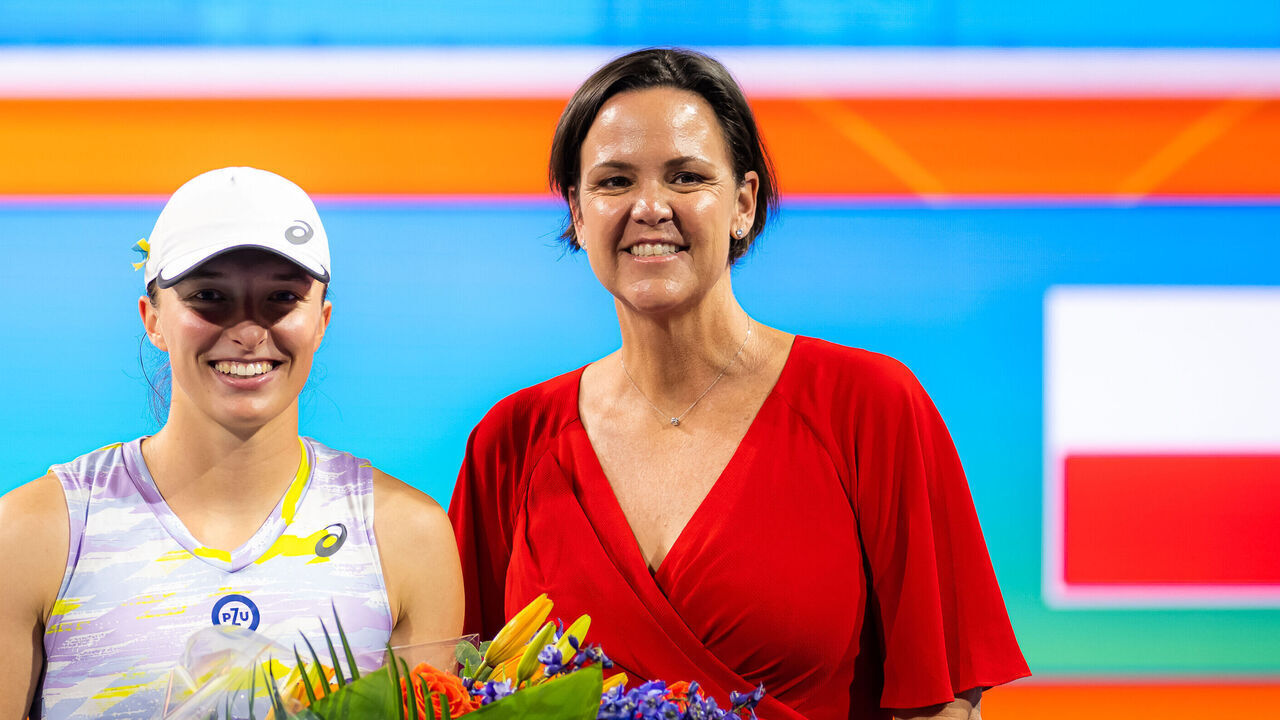 MIAMI GARDENS, FLORIDA - MARCH 25: Tournament director James Blake and tennis legend Lindsay Davenport present flowers to Iga Swiatek of Poland to celebrate her reaching the World No.1 ranking by defeating Viktorija Golubic of Switzerland in her second round match on day 5 of the Miami Open at Hard Rock Stadium on March 25, 2022 in Miami Gardens, Florida