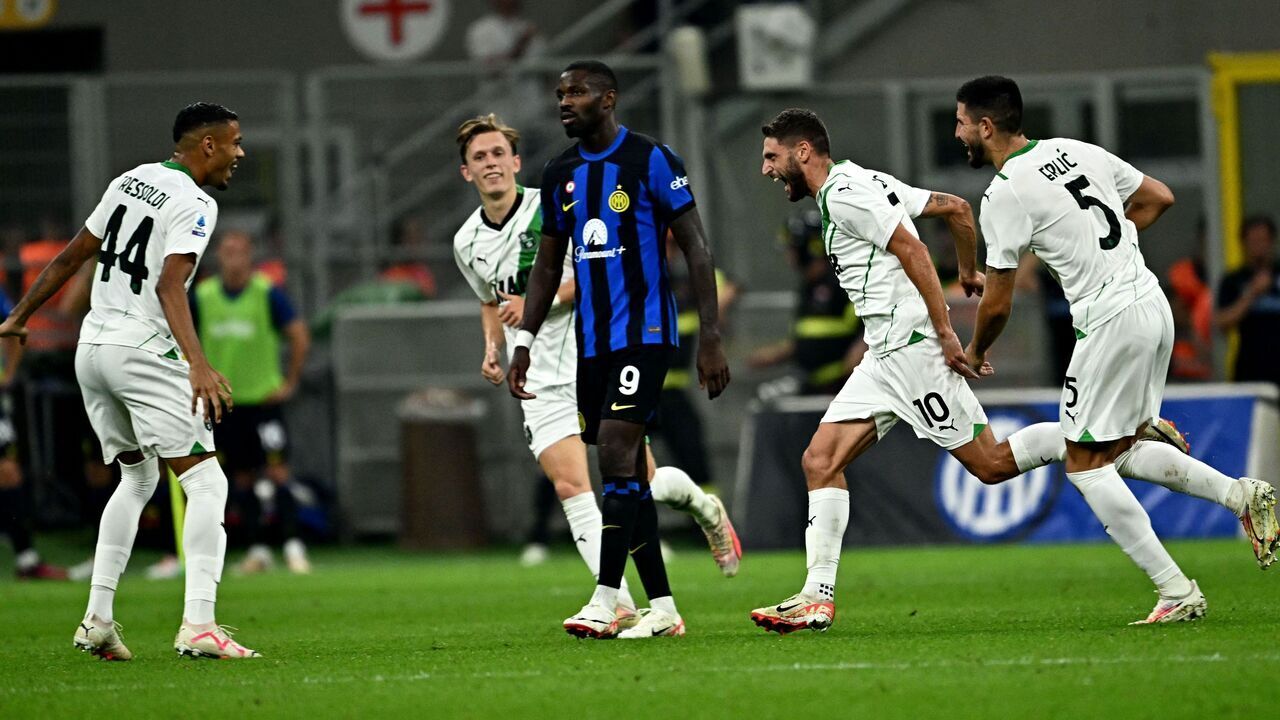 Sassuolo's Italian forward #10 Domenico Berardi (2ndR) celebrates with teammates after scoring next to Inter Milan's French forward #09 Marcus Thuram during the Italian Serie A football match between Inter Milan and Sassuolo at the San Siro stadium in Milan on September 27, 2023.