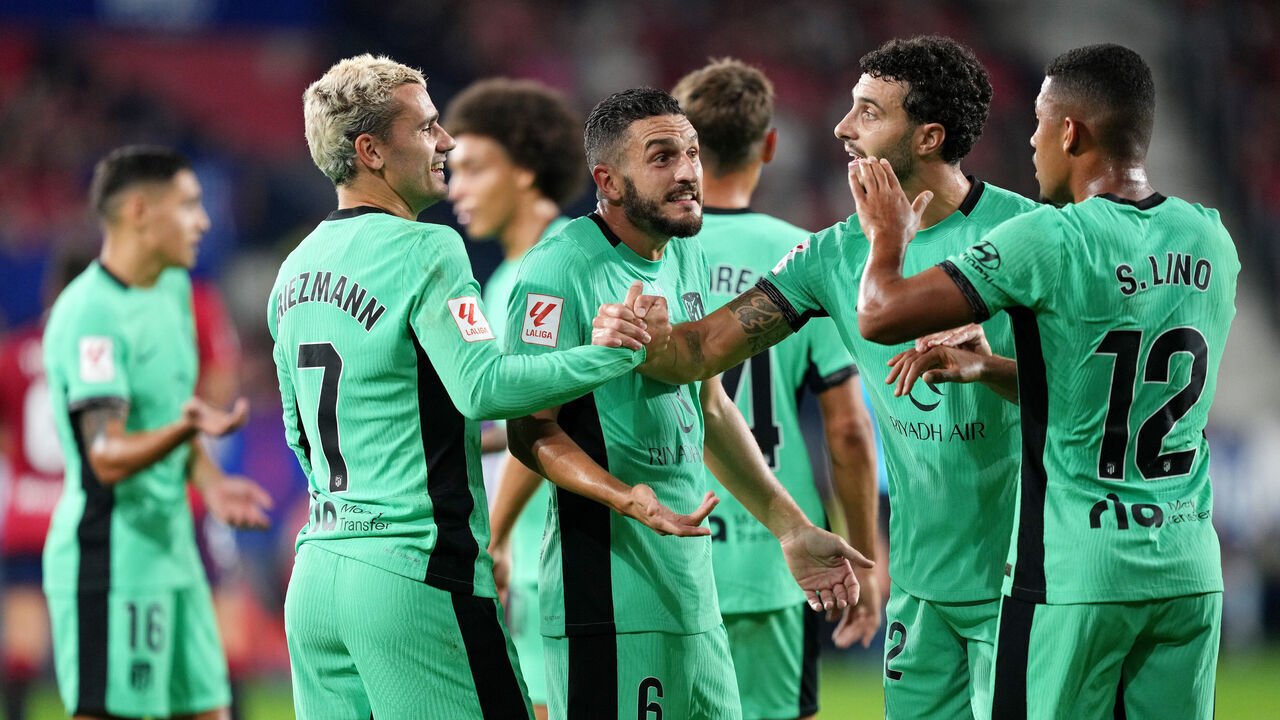 PAMPLONA, SPAIN - SEPTEMBER 28: Antoine Griezmann of Atletico Madrid (L) celebrates with teammates after scoring the team's first goal during the LaLiga EA Sports match between CA Osasuna and Atletico Madrid at Estadio El Sadar on September 28, 2023 in Pamplona, Spain.