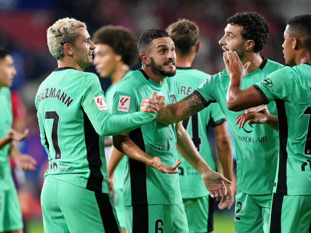 PAMPLONA, SPAIN - SEPTEMBER 28: Antoine Griezmann of Atletico Madrid (L) celebrates with teammates after scoring the team's first goal during the LaLiga EA Sports match between CA Osasuna and Atletico Madrid at Estadio El Sadar on September 28, 2023 in Pamplona, Spain.
