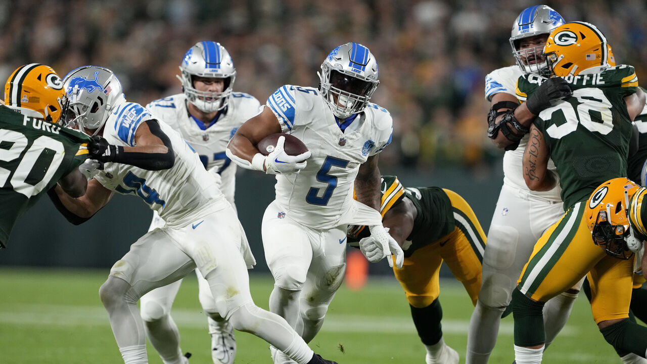 GREEN BAY, WISCONSIN - SEPTEMBER 28: David Montgomery #5 of the Detroit Lions runs the ball against the Green Bay Packers during the first quarter in the game at Lambeau Field on September 28, 2023 in Green Bay, Wisconsin.