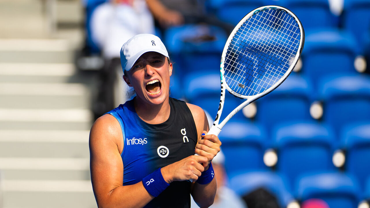 TOKYO, JAPAN - SEPTEMBER 29: Iga Swiatek of Poland in action against Veronika Kudermetova in the quarter-final on Day 5 of the Toray Pan Pacific Open at Ariake Coliseum on September 29, 2023 in Tokyo, Japan