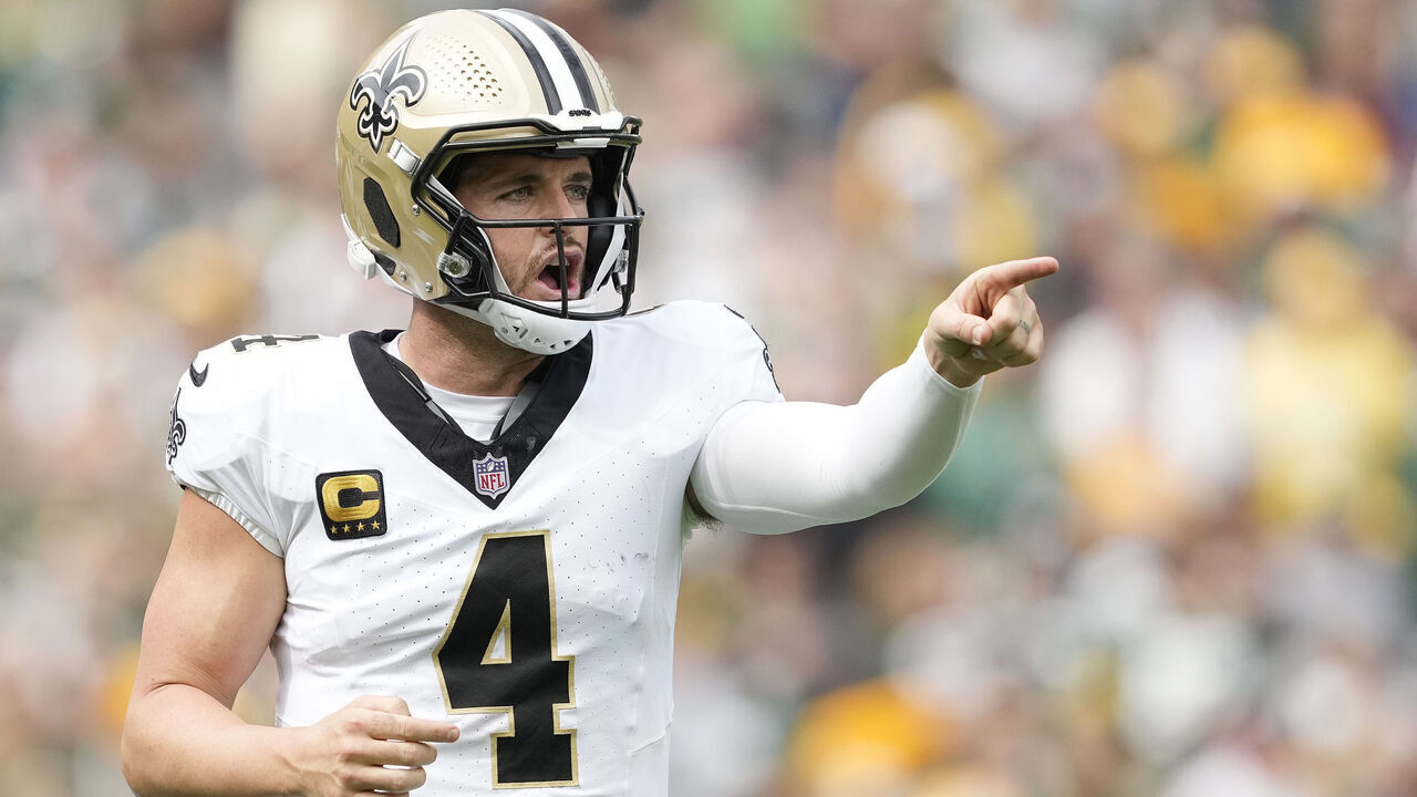 GREEN BAY, WISCONSIN - SEPTEMBER 24: Derek Carr #4 of the New Orleans Saints points towards the sidelines during the second quarter against the Green Bay Packers at Lambeau Field on September 24, 2023 in Green Bay, Wisconsin.
