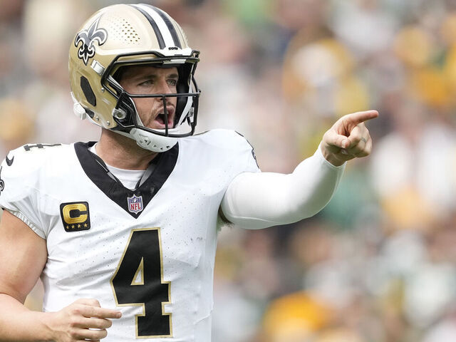 Saints QB Derek Carr injures shoulder vs. Packers