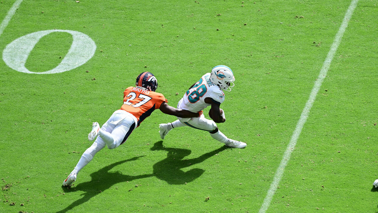 Football: Miami Dolphins De'Von Achane (28) in action, runs the football vs. Denver Broncos Damarri Mathis (27) at Hard Rock Stadium. Miami Gardens 9/24/2023 CREDIT: Kohjiro Kinno (Set Number: X164432 TK1)