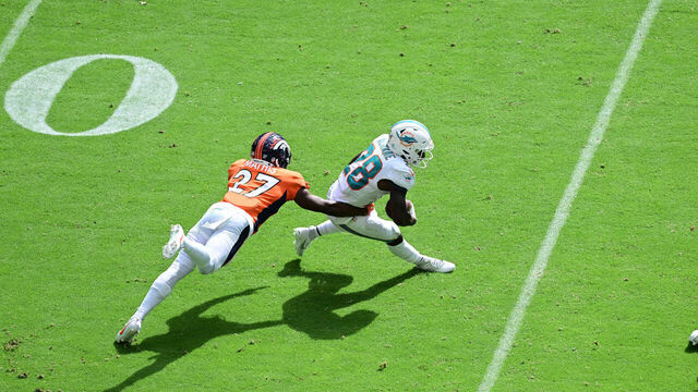 Football: Miami Dolphins De'Von Achane (28) in action, runs the football vs. Denver Broncos Damarri Mathis (27) at Hard Rock Stadium. Miami Gardens 9/24/2023 CREDIT: Kohjiro Kinno (Set Number: X164432 TK1)