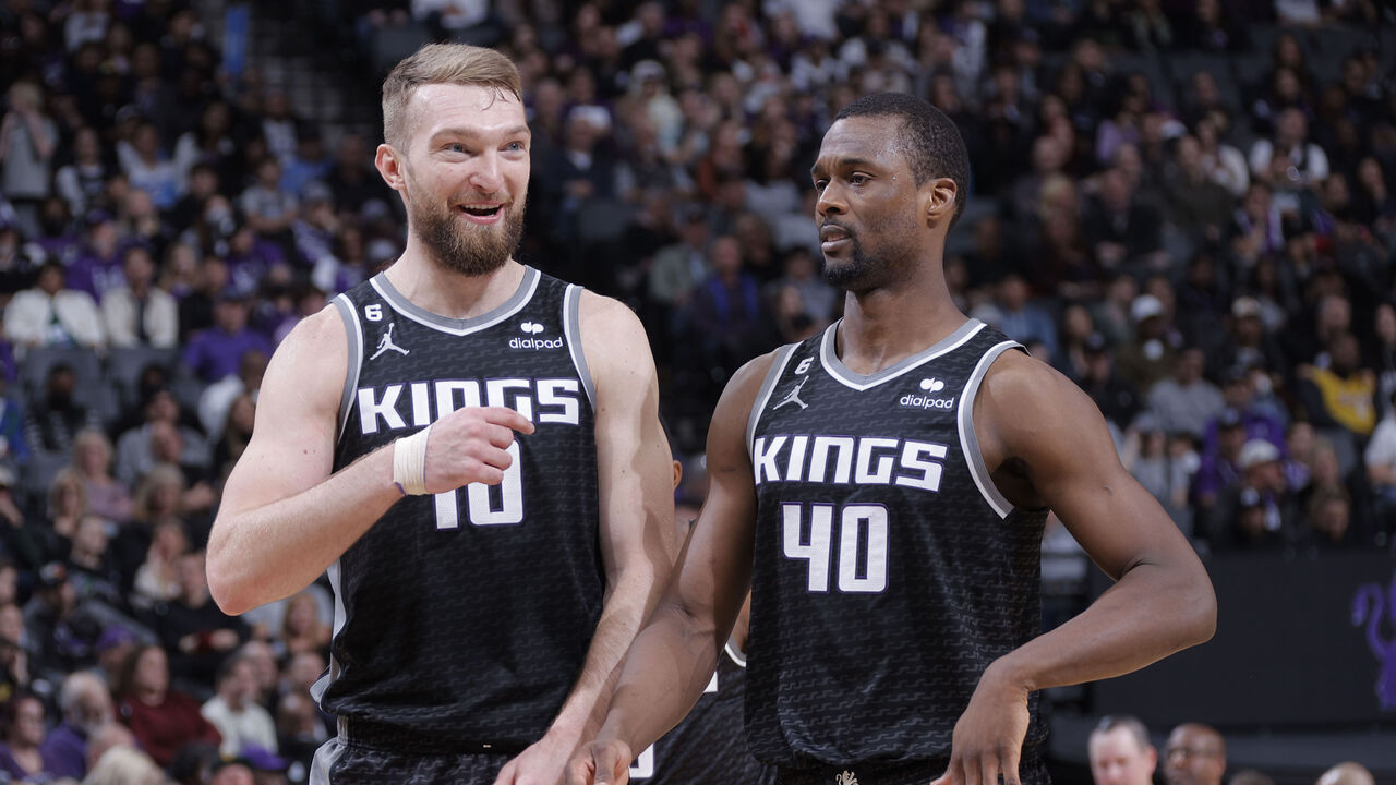 Brad Miller of the Sacramento Kings smiles as he stands on the court  News Photo - Getty Images