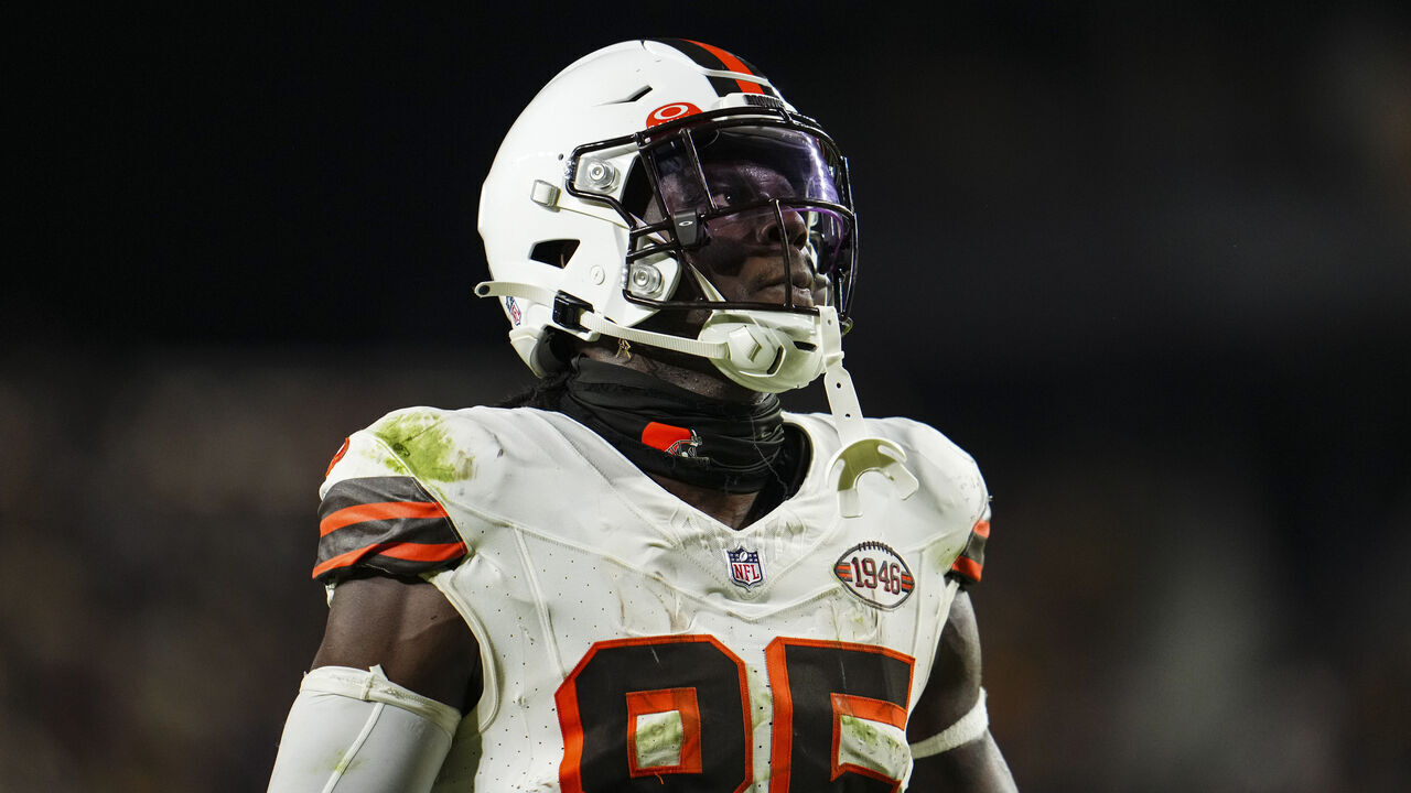 PITTSBURGH, PA - SEPTEMBER 18: David Njoku #85 of the Cleveland Browns looks on at Acrisure Stadium on September 18, 2023 in Pittsburgh, Pennsylvania.