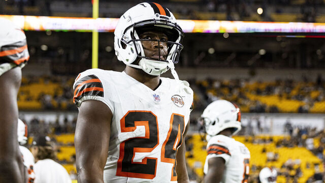 PITTSBURGH, PENNSYLVANIA - SEPTEMBER 18: Nick Chubb #24 of the Cleveland Browns warms up before the game against the Pittsburgh Steelers at Acrisure Stadium on September 18, 2023 in Pittsburgh, Pennsylvania. The Steelers beat the Browns 26-22.