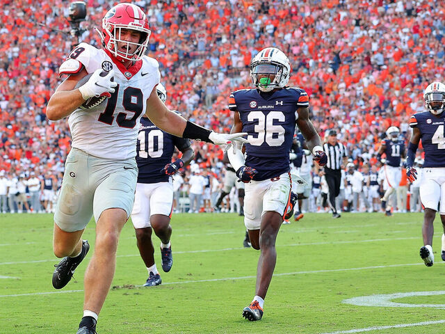 AUBURN, ALABAMA - SEPTEMBER 30: Brock Bowers #19 of the Georgia Bulldogs scores the go-ahead touchdown against the Auburn Tigers during the fourth quarter at Jordan-Hare Stadium on September 30, 2023 in Auburn, Alabama.