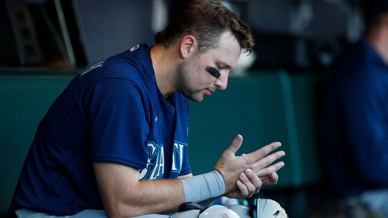 SAN FRANCISCO, CA - JULY 03: Seattle Mariners catcher Cal Raleigh (29) inspects his hand during a regular season game between the Seattle Mariners and San Francisco Giants on July 3, 2023 at Oracle Park in San Francisco, CA.
