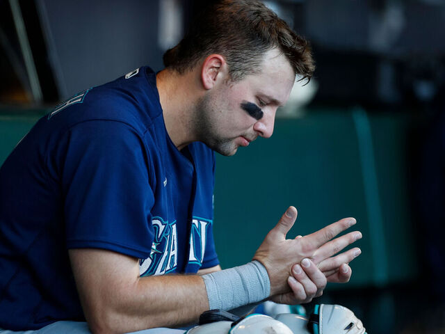 Mariners' Cal Raleigh calls out front office after season ends