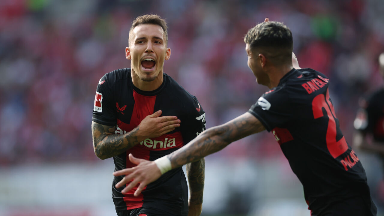 MAINZ, GERMANY - SEPTEMBER 30: Alex Grimaldo of Bayer Leverkusen celebrates the team's second goal with teammate Exequiel Palacios during the Bundesliga match between 1. FSV Mainz 05 and Bayer 04 Leverkusen at MEWA Arena on September 30, 2023 in Mainz, Germany.