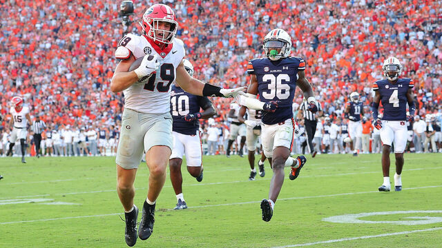 AUBURN, ALABAMA - SEPTEMBER 30: Brock Bowers #19 of the Georgia Bulldogs scores the go-ahead touchdown against the Auburn Tigers during the fourth quarter at Jordan-Hare Stadium on September 30, 2023 in Auburn, Alabama.