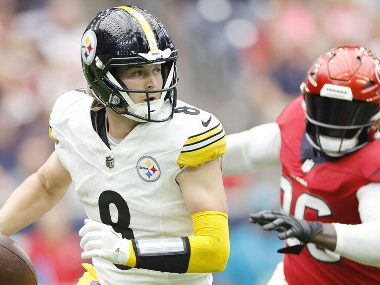 Steelers thumped by Texans, also lose Kenny Pickett to knee injury