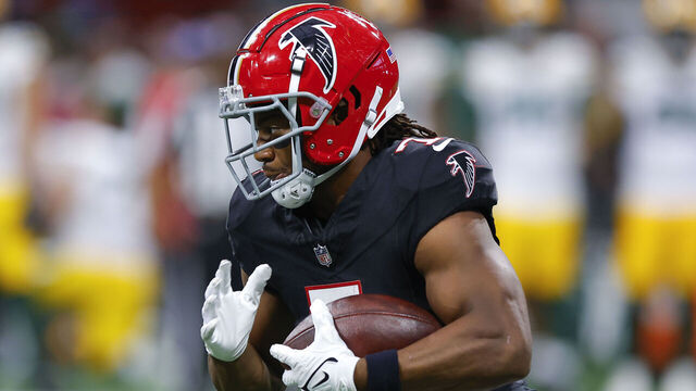 ATLANTA, GEORGIA - SEPTEMBER 17: Bijan Robinson #7 of the Atlanta Falcons rushes during the second quarter against the Green Bay Packers at Mercedes-Benz Stadium on September 17, 2023 in Atlanta, Georgia.