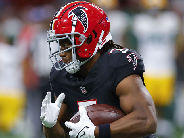 ATLANTA, GEORGIA - SEPTEMBER 17: Bijan Robinson #7 of the Atlanta Falcons rushes during the second quarter against the Green Bay Packers at Mercedes-Benz Stadium on September 17, 2023 in Atlanta, Georgia.