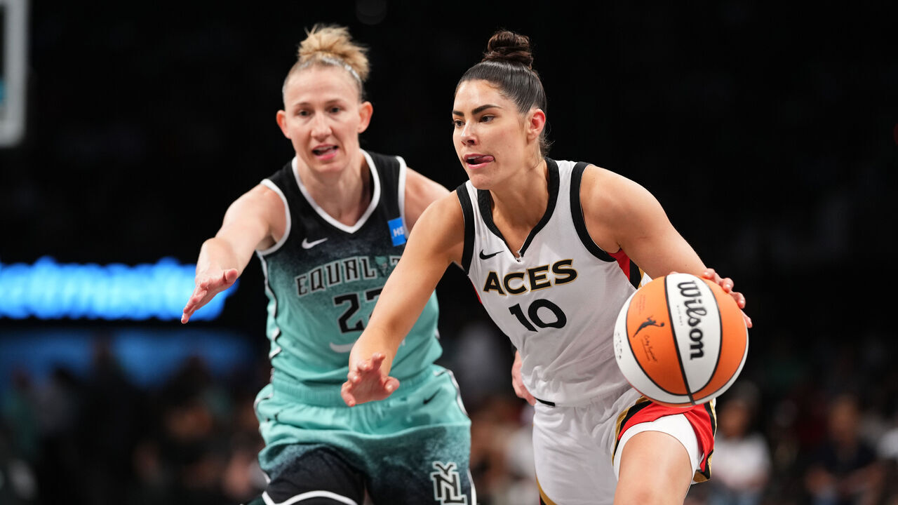 BROOKLYN, NY - AUGUST 28: Kelsey Plum #10 of the Las Vegas Aces drives to the basket during the game against the New York Liberty on August 28, 2023 in Brooklyn, New York. Mandatory Copyright Notice: Copyright 2023 NBAE