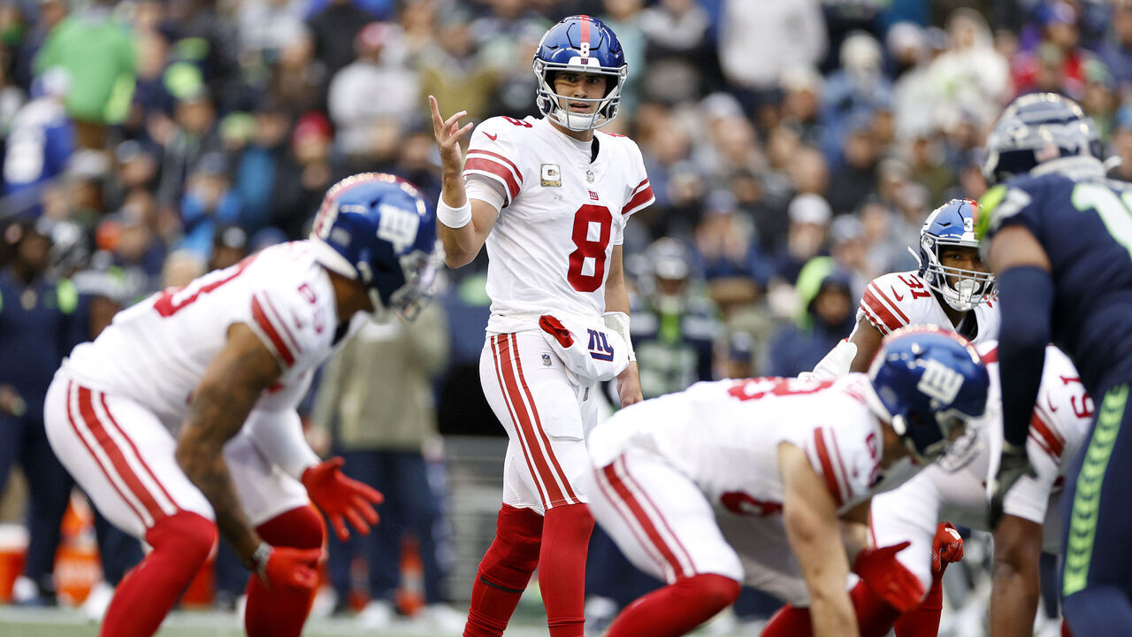 SEATTLE, WASHINGTON - OCTOBER 30: Daniel Jones #8 of the New York Giants sets up a play during the third quarter against the Seattle Seahawks at Lumen Field on October 30, 2022 in Seattle, Washington.