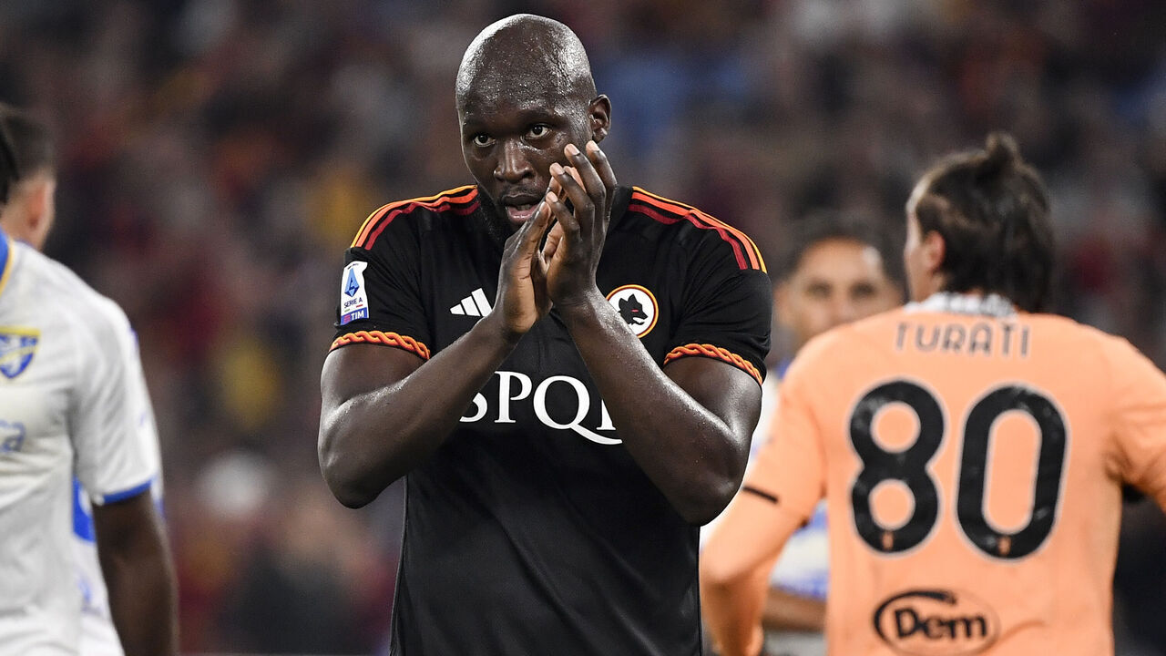 OLIMPICO STADIUM, ROME, ITALY - 2023/10/01: Romelu Lukaku of AS Roma claps during the Serie A football match between AS Roma and Frosinone. Roma won 2-0 over Frosinone.