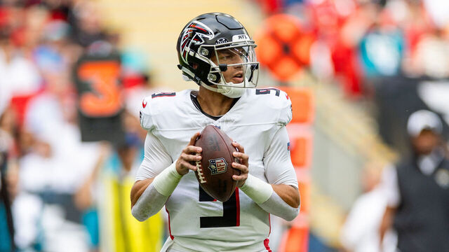 LONDON, ENG - OCTOBER 01: Atlanta Falcons quarterback Desmond Ridder (9) goes back to pass during the NFL international series game between the Jacksonville Jaguars and Atlanta Falcons on October 1, 2023 at Wembley Stadium in London, United Kingdom.