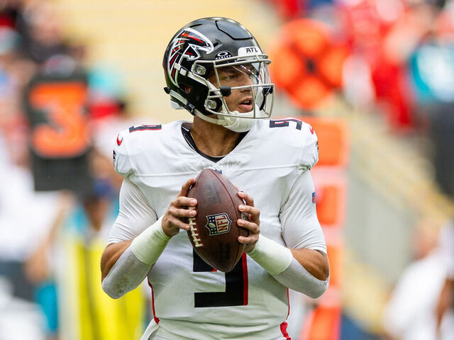 Atlanta Falcons quarterback Desmond Ridder (4) passes the ball