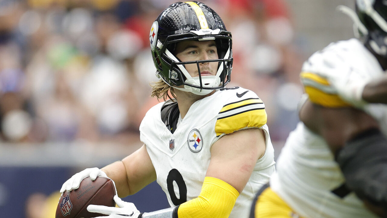 HOUSTON, TEXAS - OCTOBER 01: Kenny Pickett #8 of the Pittsburgh Steelers attempts a pass during the second quarter against the Houston Texans at NRG Stadium on October 01, 2023 in Houston, Texas.