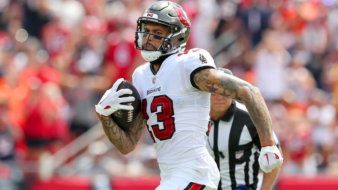 TAMPA, FL - SEPTEMBER 17: Tampa Bay Buccaneers Wide Receiver Mike Evans (13) goes up high to make the catch and then runs with the ball during the regular season game between the Chicago Bears and the Tampa Bay Buccaneers on September 17, 2023 at Raymond James Stadium in Tampa, Florida.