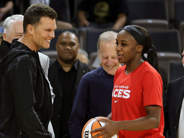 Tampa Bay's Tom Brady gifts jersey to WNBA's Kelsey Plum