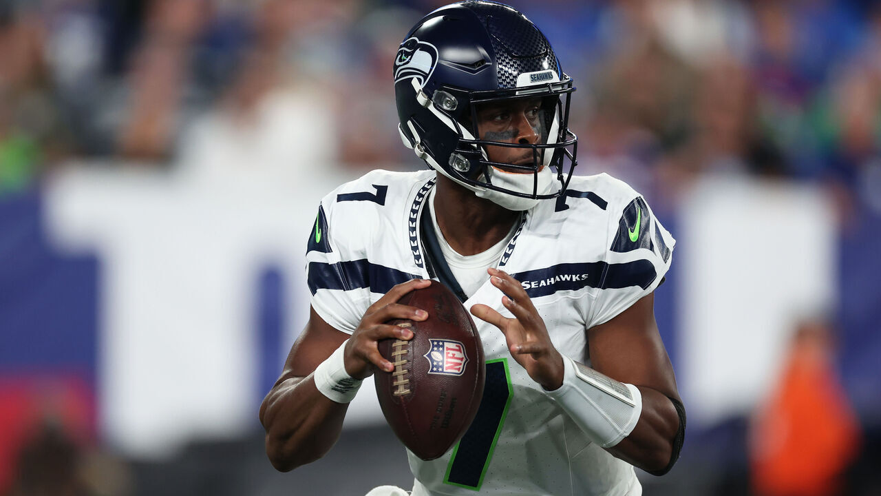 EAST RUTHERFORD, NEW JERSEY - OCTOBER 02: Geno Smith #7 of the Seattle Seahawks looks to throw the ball during the first quarter against the New York Giants at MetLife Stadium on October 02, 2023 in East Rutherford, New Jersey.