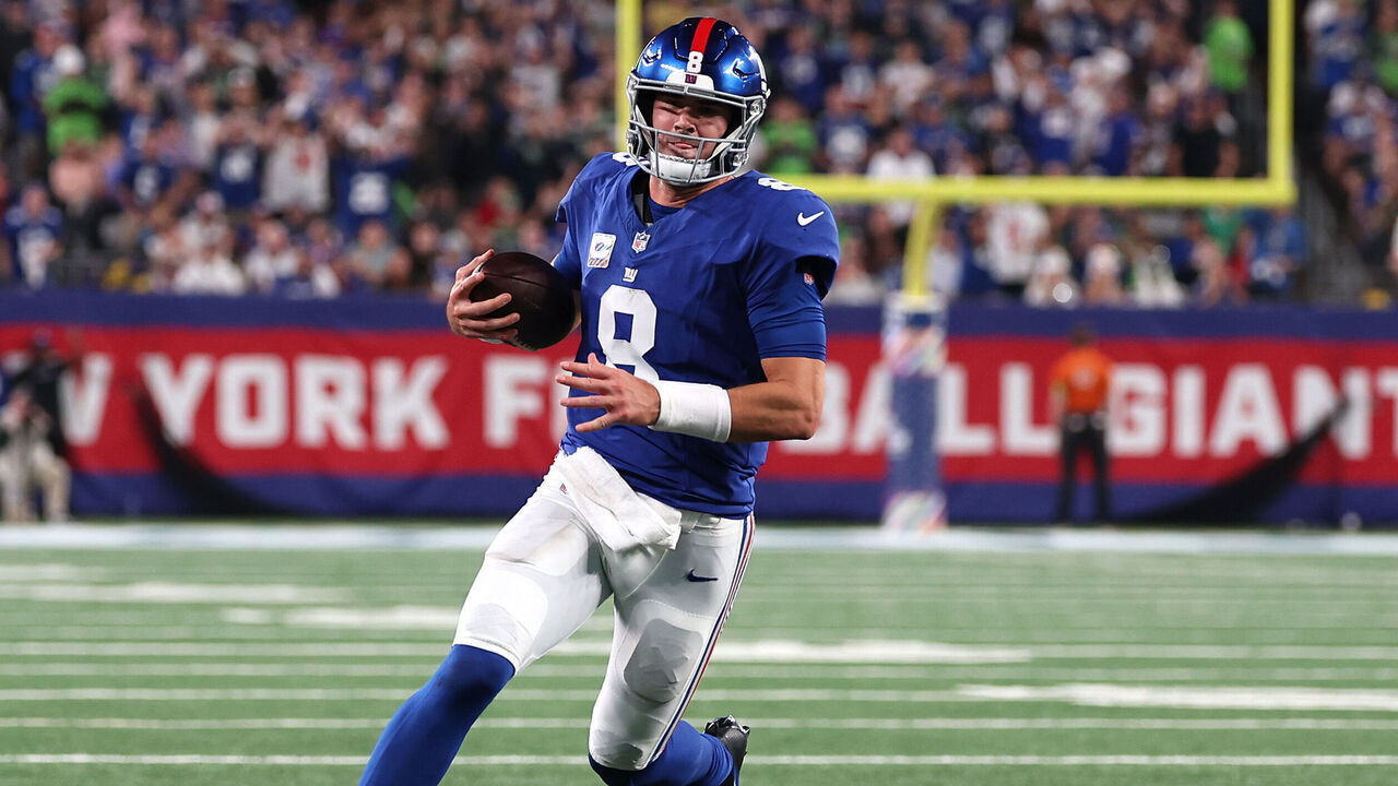 EAST RUTHERFORD, NEW JERSEY - OCTOBER 02: Daniel Jones #8 of the New York Giants runs the ball during the second half against the Seattle Seahawks at MetLife Stadium on October 02, 2023 in East Rutherford, New Jersey.
