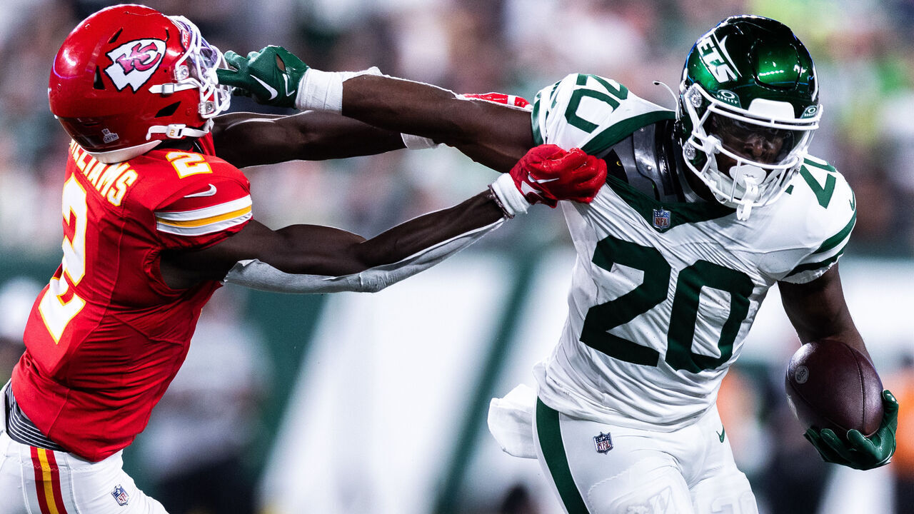 EAST RUTHERFORD, NEW JERSEY - OCTOBER 01: Breece Hall #20 of the New York Jets carries the ball during the third quarter of the game against the Kansas City Chiefs at MetLife Stadium on October 01, 2023 in East Rutherford, New Jersey.