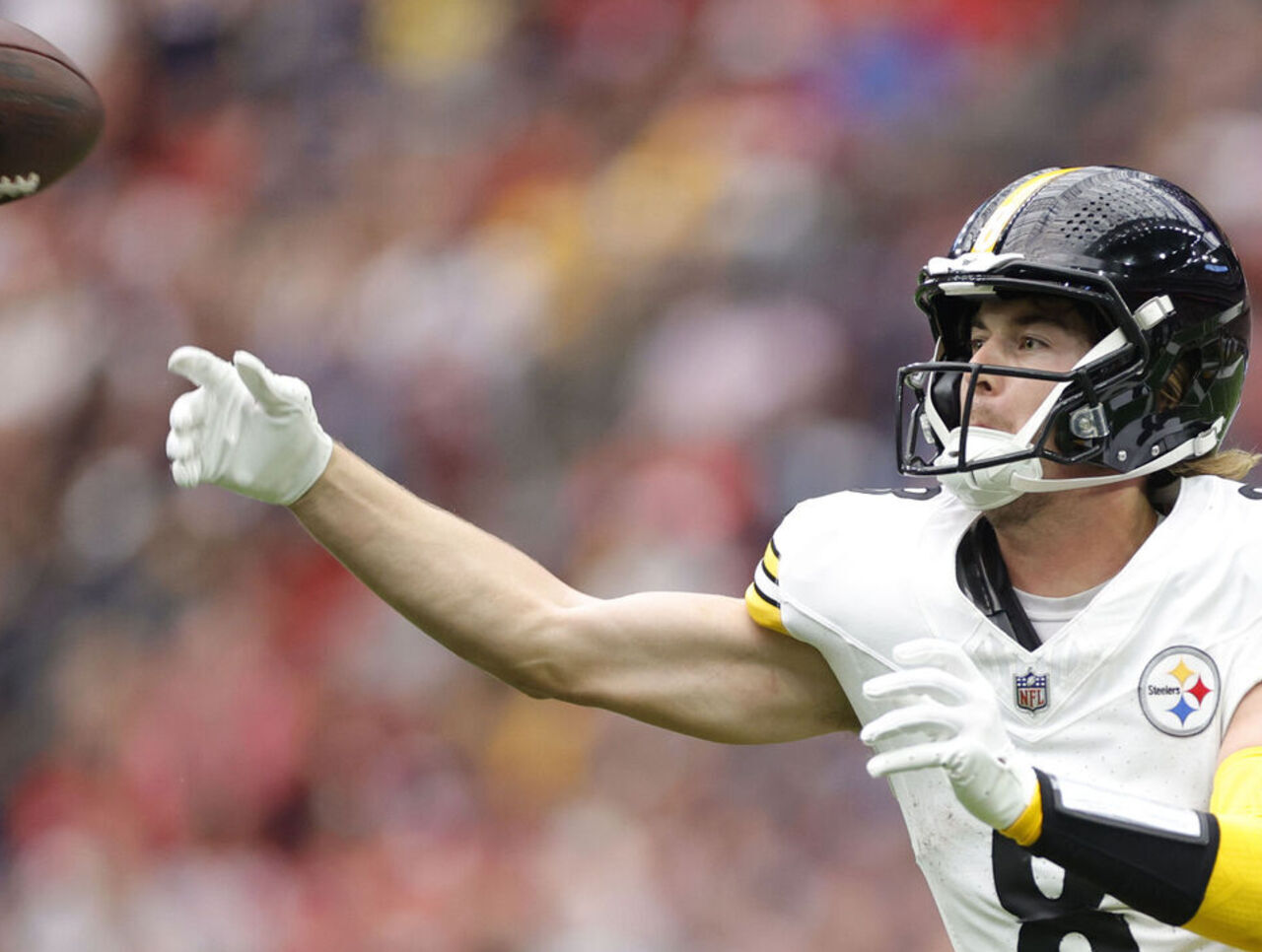 Steelers quarterback Kenny Pickett suffers knee injury vs. Texans