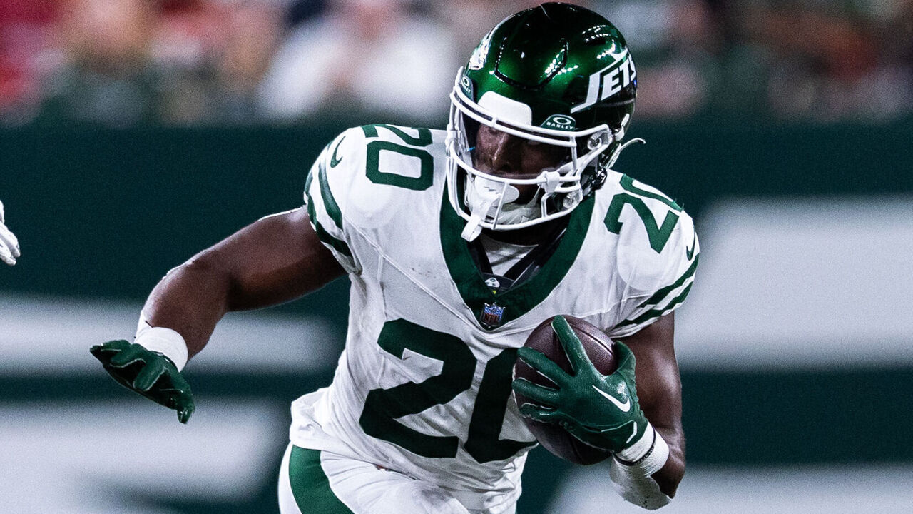 EAST RUTHERFORD, NEW JERSEY - OCTOBER 01: Breece Hall #20 of the New York Jets carries the ball during the second quarter of the game against the Kansas City Chiefs at MetLife Stadium on October 01, 2023 in East Rutherford, New Jersey.