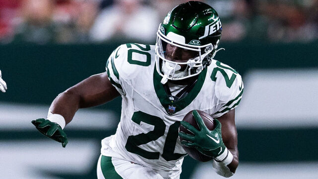 EAST RUTHERFORD, NEW JERSEY - OCTOBER 01: Breece Hall #20 of the New York Jets carries the ball during the second quarter of the game against the Kansas City Chiefs at MetLife Stadium on October 01, 2023 in East Rutherford, New Jersey.