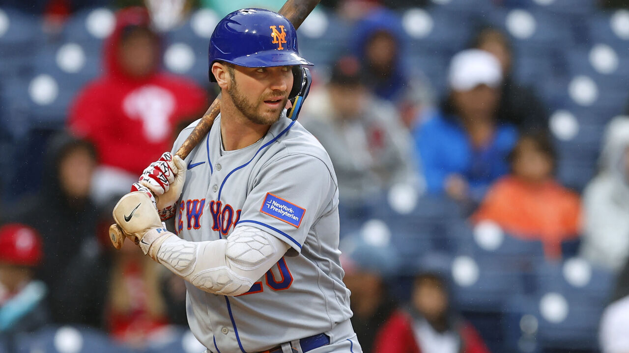 PHILADELPHIA, PENNSYLVANIA - SEPTEMBER 23: Pete Alonso #20 of the New York Mets in action against the Philadelphia Phillies during a game at Citizens Bank Park on September 23, 2023 in Philadelphia, Pennsylvania.