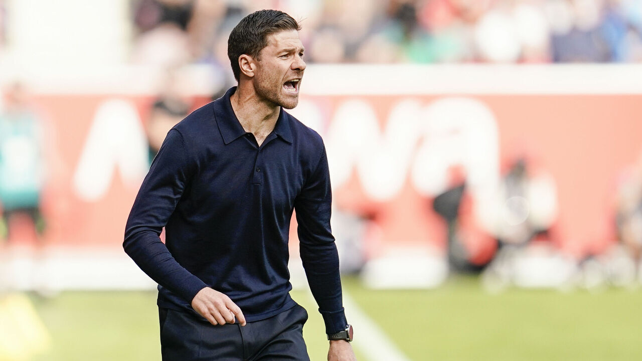 30 September 2023, Rhineland-Palatinate, Mainz: Soccer, Bundesliga, Matchday 6, FSV Mainz 05 - Bayer 04 Leverkusen, Mewa Arena. Leverkusen coach Xabi Alonso yells on the sidelines. Photo: Uwe Anspach/dpa - IMPORTANT NOTE: In accordance with the requirements of the DFL Deutsche Fußball Liga and the DFB Deutscher Fußball-Bund, it is prohibited to use or have used photographs taken in the stadium and/or of the match in the form of sequence pictures and/or video-like photo series.