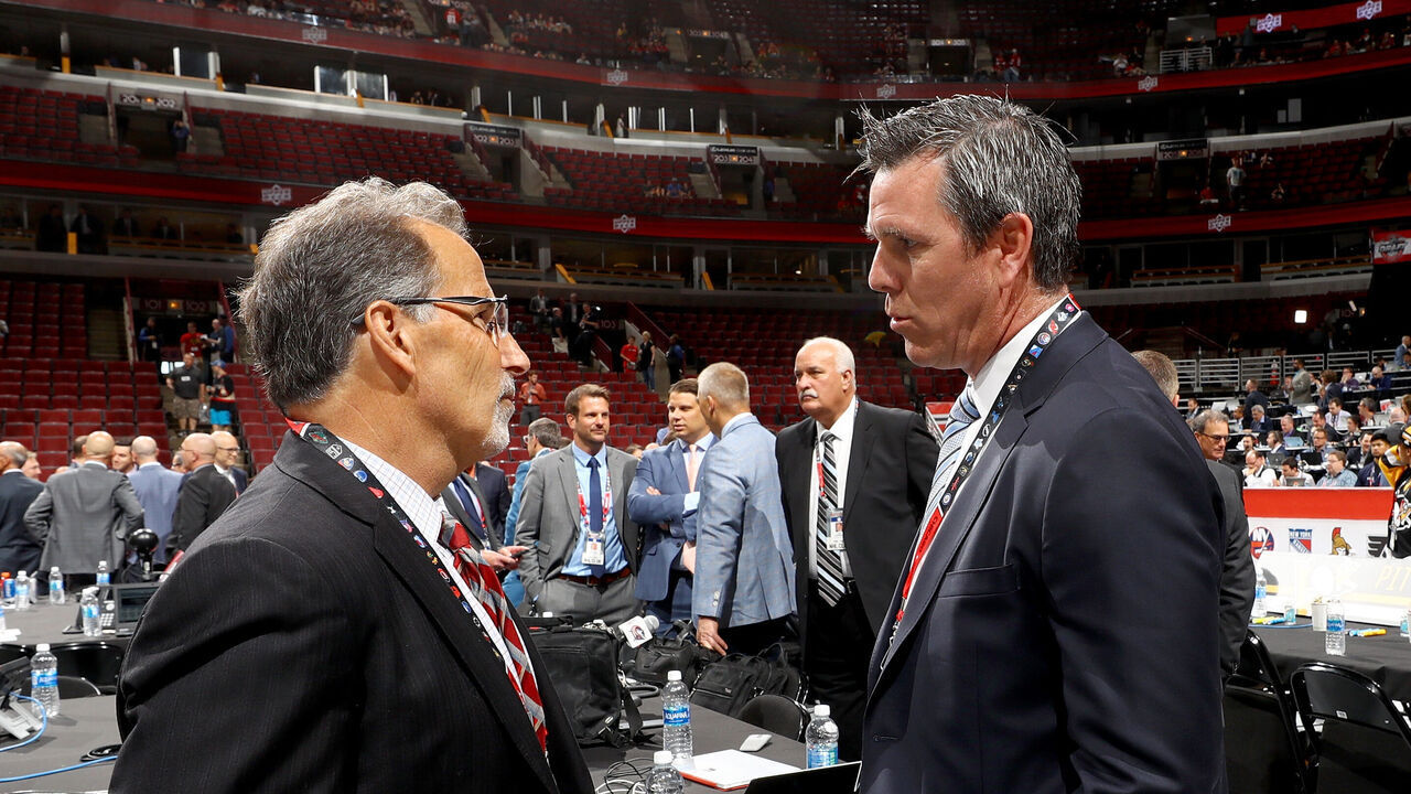 CHICAGO, IL - JUNE 23: Columbus Blue Jackets coach John Tortorella meets with Pittsburgh Penguins coach Mike Sullivan during the 2017 NHL Draft at the United Center on June 23, 2017 in Chicago, Illinois.