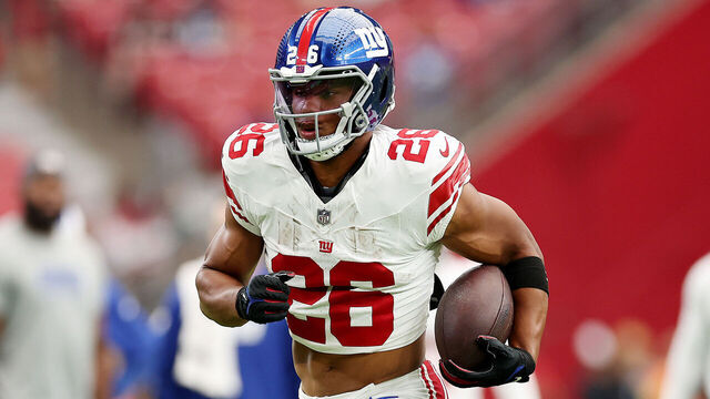 GLENDALE, ARIZONA - SEPTEMBER 17: Saquon Barkley #26 of the New York Giants warms up before the game against the Arizona Cardinals at State Farm Stadium on September 17, 2023 in Glendale, Arizona.