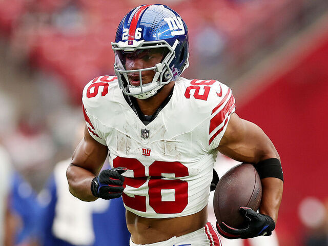 GLENDALE, ARIZONA - SEPTEMBER 17: Saquon Barkley #26 of the New York Giants warms up before the game against the Arizona Cardinals at State Farm Stadium on September 17, 2023 in Glendale, Arizona.