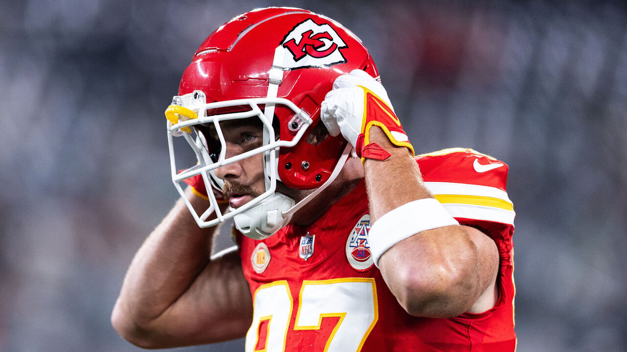 EAST RUTHERFORD, NEW JERSEY - OCTOBER 01: Travis Kelce #87 of the Kansas City Chiefs looks on prior to the game New York Jets at MetLife Stadium on October 01, 2023 in East Rutherford, New Jersey.