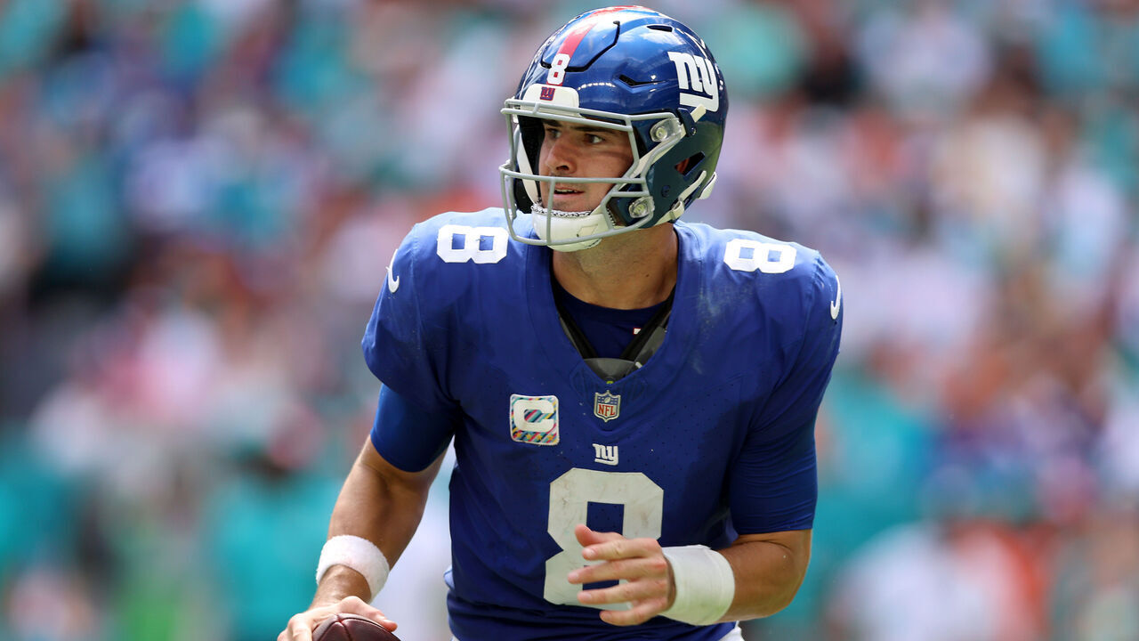 MIAMI GARDENS, FLORIDA - OCTOBER 08: Daniel Jones #8 of the New York Giants looks to pass against the Miami Dolphins during the second quarter at Hard Rock Stadium on October 08, 2023 in Miami Gardens, Florida.