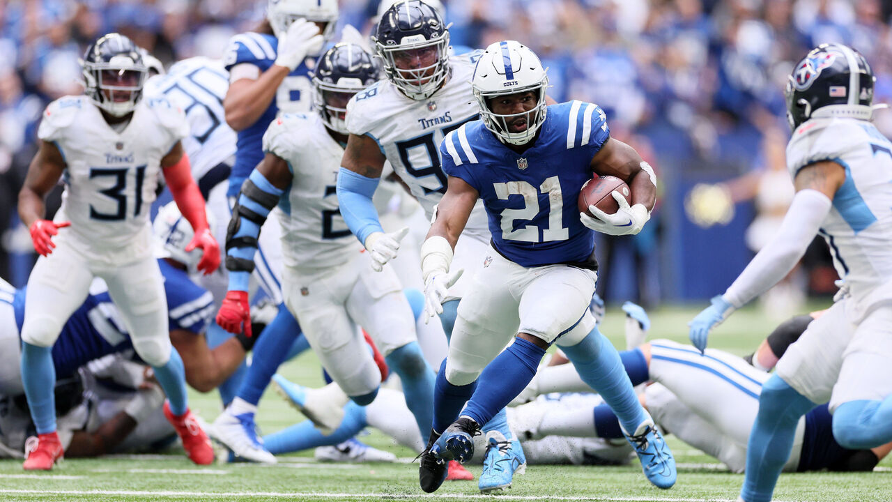 INDIANAPOLIS, INDIANA - OCTOBER 08: Zack Moss #21 of the Indianapolis Colts runs the ball against the Tennessee Titans during the second half at Lucas Oil Stadium on October 08, 2023 in Indianapolis, Indiana.