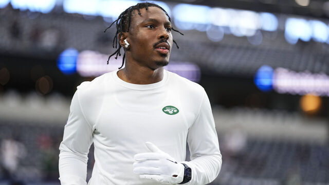 ARLINGTON, TX - SEPTEMBER 17: Mecole Hardman Jr. #6 of the New York Jets warms up prior to a football game at AT&T Stadium on September 17, 2023 in Arlington, Texas.