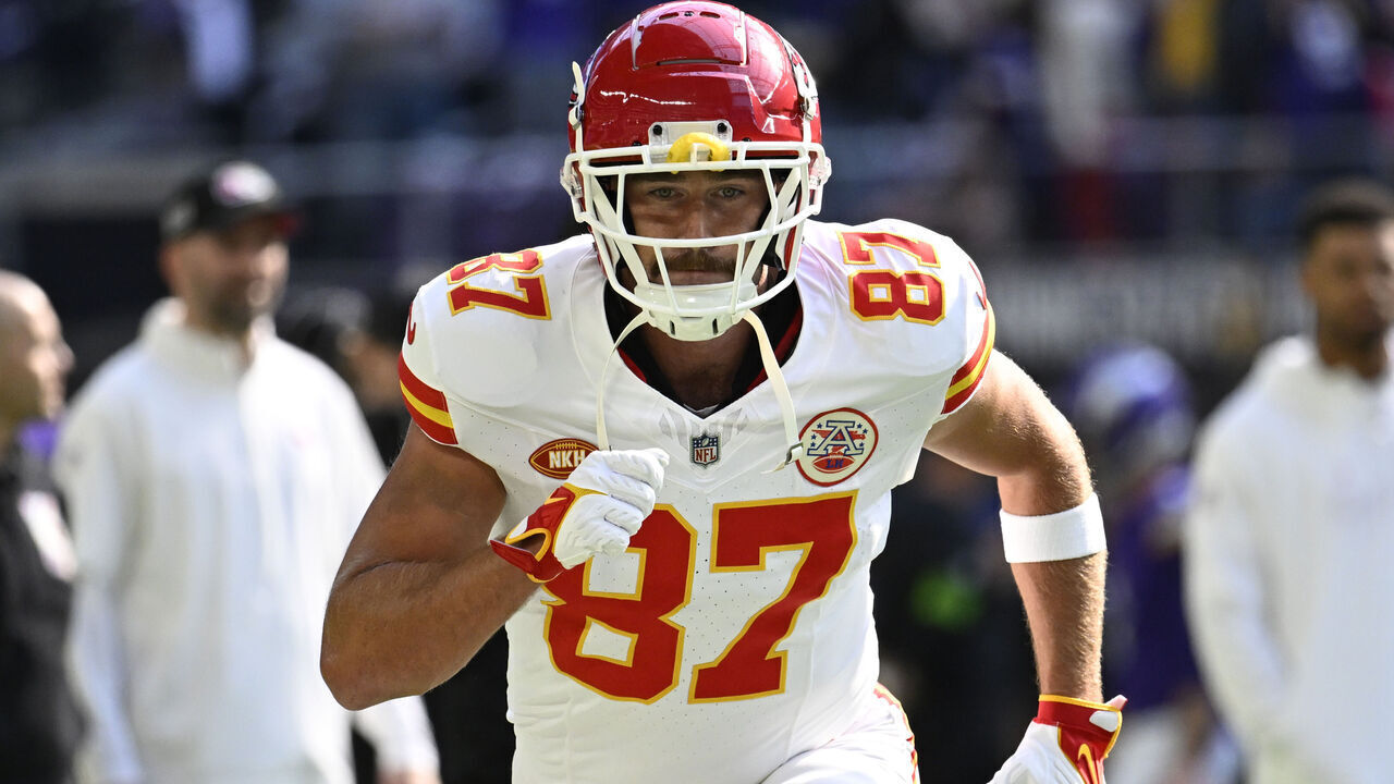 MINNEAPOLIS, MINNESOTA - OCTOBER 08: Travis Kelce #87 of the Kansas City Chiefs warms up prior to a game against the Minnesota Vikings at U.S. Bank Stadium on October 08, 2023 in Minneapolis, Minnesota.